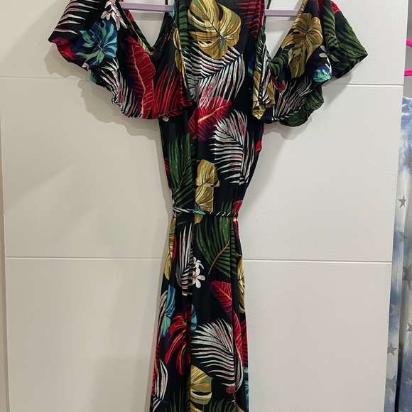 Cod shoulder dress it’s a summer dress size M Only use it ones - Picture 2 of 6